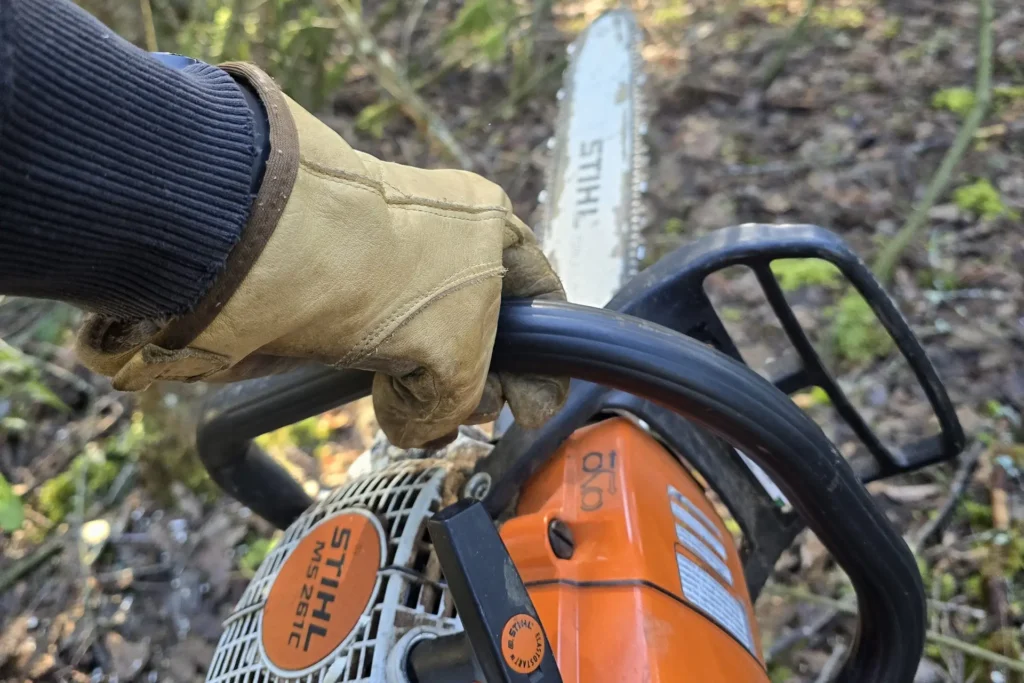 Chain singalong in hands